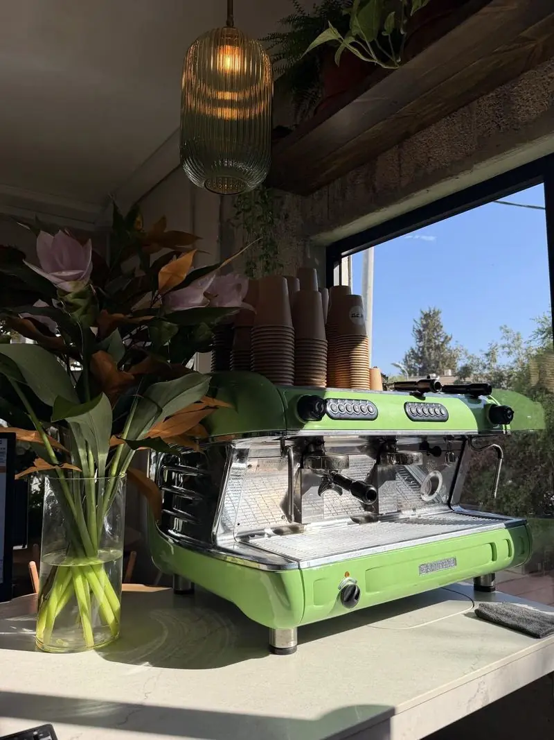 מכונת האספרסו הירוקה מאחורי הדלפק