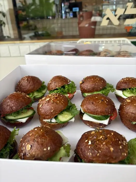 מיני כריכים בלחמניות כהות