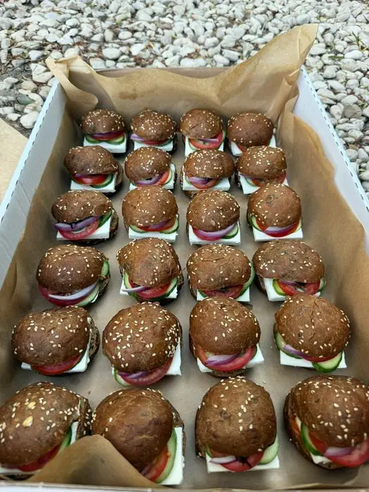 מיני כריכים על נייר אפייה